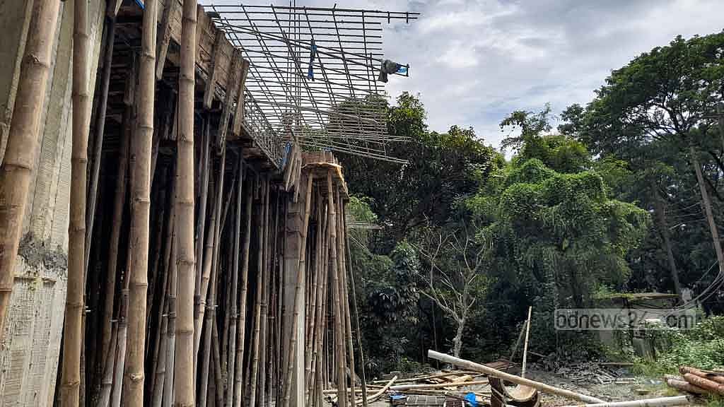 জাবিতে ঢালাইয়ের সময় নির্মাণাধীন মসজিদের ছাদ ধস