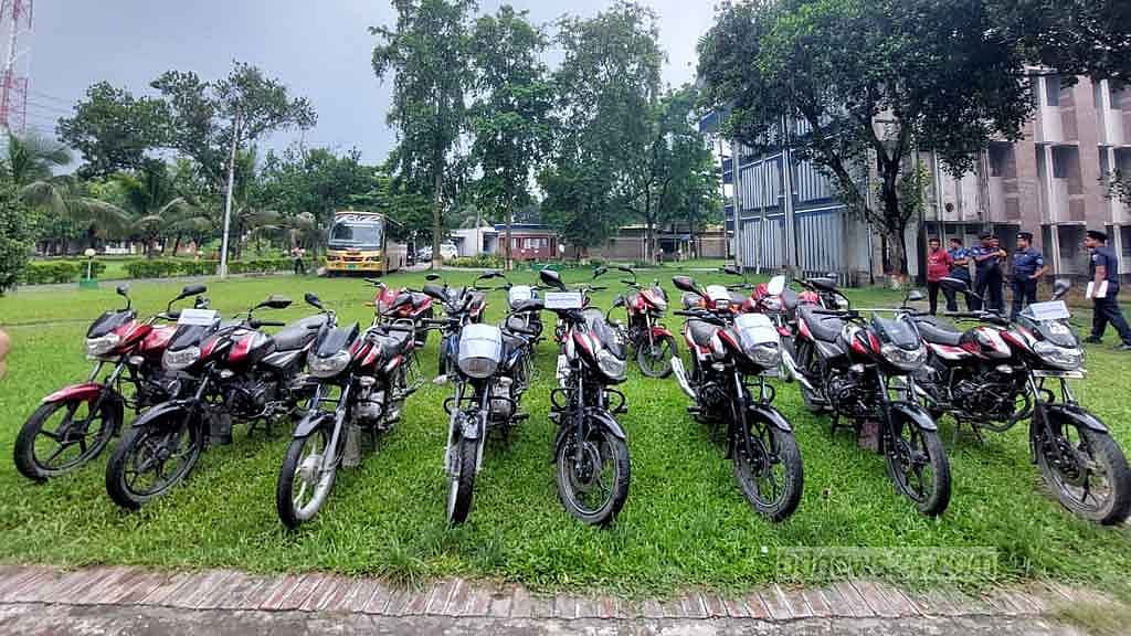 নাটোরে ১৬টি ‘চোরাই মোটরসাইকেল’ উদ্ধার, গ্রেপ্তার ৮