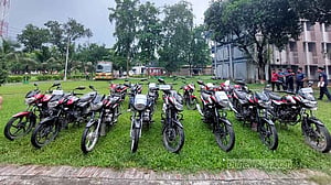 নাটোরে ১৬টি ‘চোরাই মোটরসাইকেল’ উদ্ধার, গ্রেপ্তার ৮