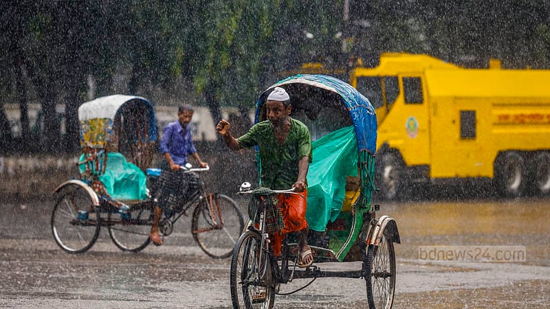 ঢাকা বিশ্ববিদ্যালয়ের টিএসসিতে শুক্রবার দুপুরে বৃষ্টির মধ্যে যাত্রী নিয়ে গন্তব্যে এক রিকশাচালক।&amp;nbsp;ছবি: মাহমুদ জামান অভি