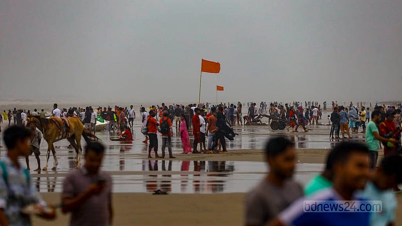 কক্সবাজারে ৩ নম্বর স্থানীয় সতর্ক সংকেত থাকায় টানানো হয়েছে লাল পতাকা। ছবি: মাহমুদ জামান অভি