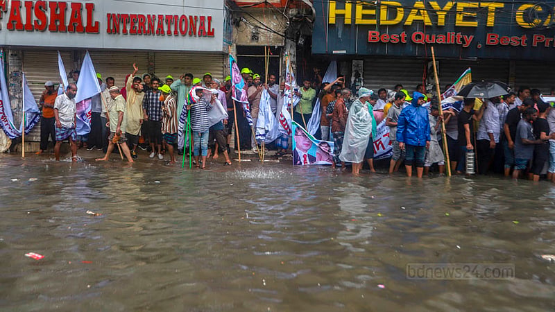 ঢাকার নয়া পল্টনে শুক্রবার জলাবদ্ধতার মধ্যে বিএনপির অনেক নেতাকর্মী ফুটপাতে অবস্থান নেন।&amp;nbsp;ছবি: তাওহীদুজ্জামান তপু