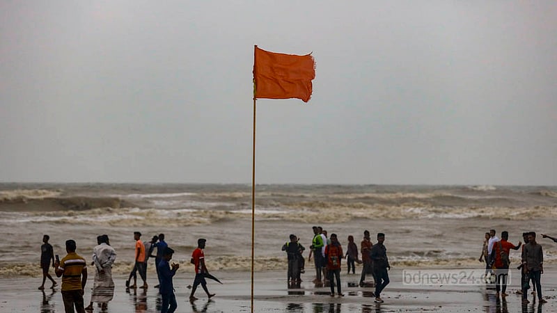 কক্সবাজারে ৩ নম্বর স্থানীয় সতর্ক সংকেত থাকায় টানানো হয়েছে লাল পতাকা।&amp;nbsp;ছবি: মাহমুদ জামান অভি