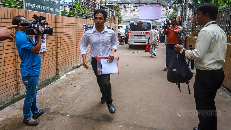 পরীক্ষা শুরুর আধা ঘণ্টা আগে কেন্দ্রে প্রবেশের নিয়ম। এইচএসসি পরীক্ষা শুরুর দিন বৃহস্পতিবার দৌড়ে ঢাকার তেজগাঁও কলেজ কেন্দ্রে প্রবেশ করতে দেখা যায় শিক্ষার্থীদের।&amp;nbsp;ছবি: তাওহীদুজ্জামান তপু