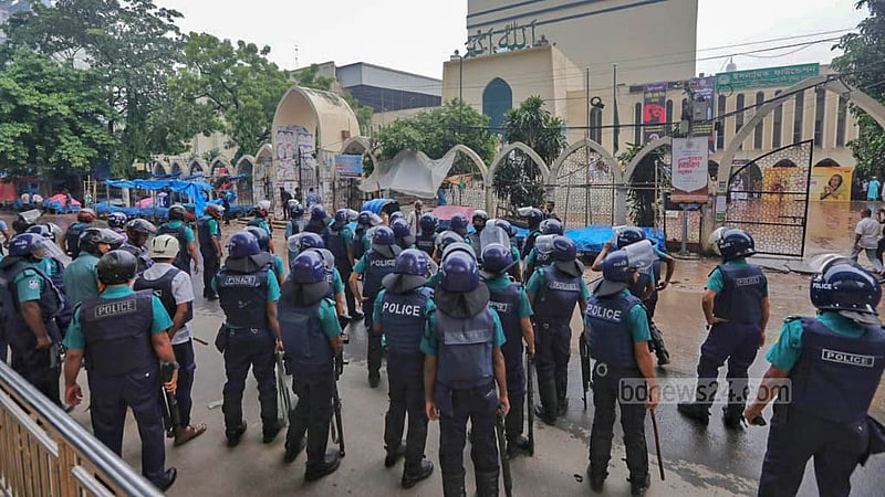 বায়তুল মোকাররম জাতীয় মসজিদে মঙ্গলবার যুদ্ধাপরাধী দেলাওয়ার হোসেন সাঈদীর ভক্ত-সমর্থক জামায়াত নেতাকর্মী জোহরের নামাজের পর গায়েবানা জানাজা করতে জড়ো হতে শুরু করলে ‍নিরাপত্তা বাড়ায় পুলিশ।