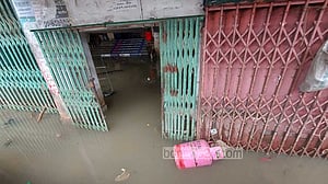 চারদিন ধরে ভাসছে চট্টগ্রাম, ‘কষ্টের সীমা নেই’ মানুষের
