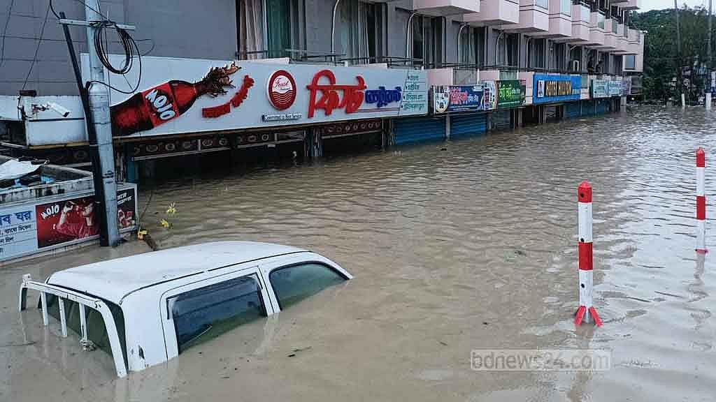 থৈ থৈ পানিতে ‘বিচ্ছিন্ন’ বান্দরবান, আশ্রয়কেন্দ্রে মানুষ