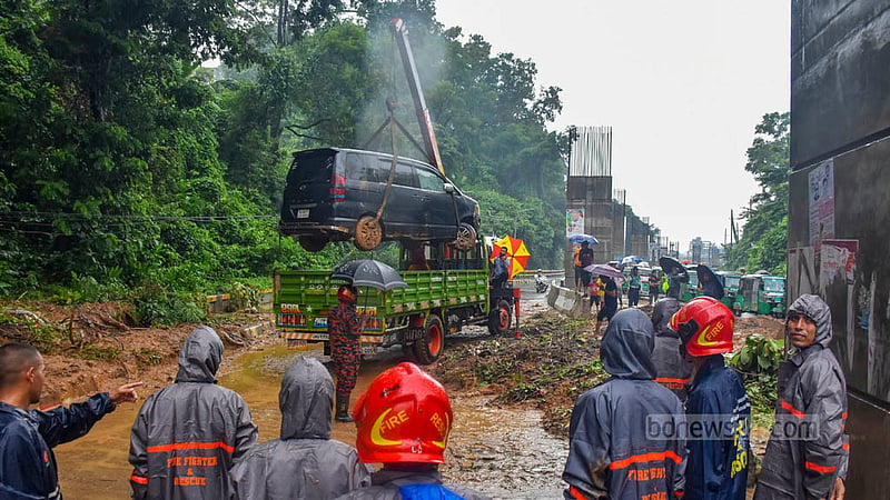 চট্টগ্রাম লালখান বাজারে টাইগারপাস সড়কে শুক্রবার সকালে পাহাড় ধসে পড়লে একটি মাইক্রোবাস আটকে যায়। ফলে রাস্তার একপাশ বন্ধ হয়ে যায়।&amp;nbsp;ছবি: সুমন বাবু
