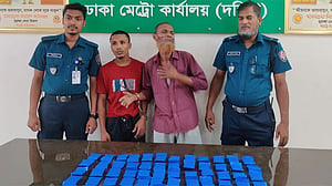 মোটা টাকার লোভে বাসে ইয়াবা তুলছেন চালক-হেলপাররা