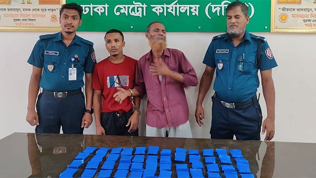 মোটা টাকার লোভে বাসে ইয়াবা তুলছেন চালক-হেলপাররা