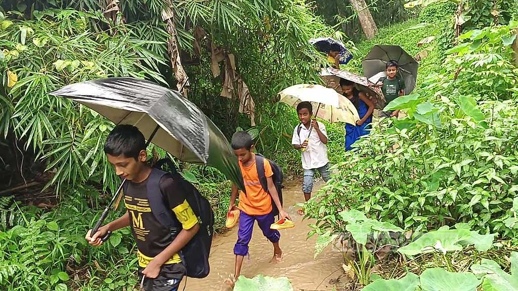 বেহাল সড়ক: পাহাড়ি পথ, ছড়ার পানি মাড়িয়ে যেতে হয় স্কুলে