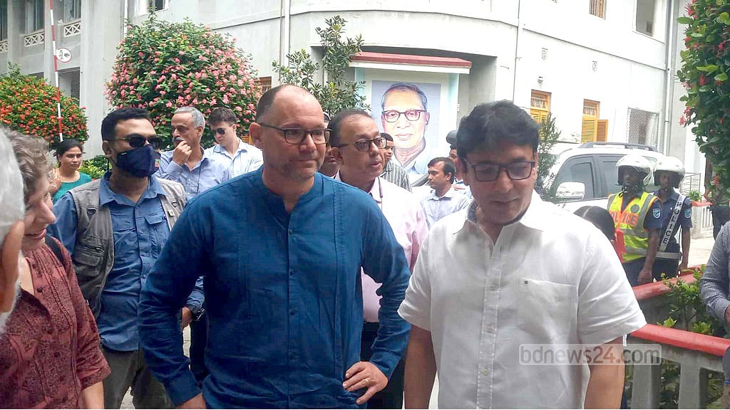 মির্জাপুরে কুমুদিনী কমপ্লেক্স পরিদর্শনে পিটার হাস