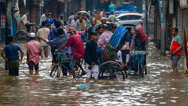 ঢাকার শুক্রবার দুপুরের কয়েক ঘণ্টার&amp;nbsp; বৃষ্টিতে তলিয়ে যায় বংশালের রাস্তা।
