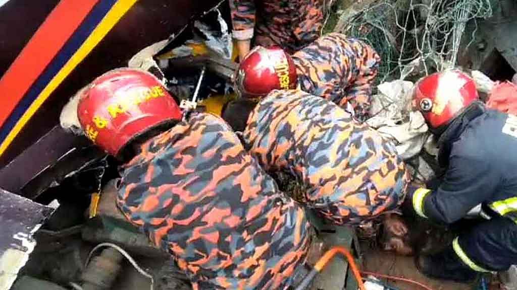 নিয়ন্ত্রণ হারাল বাস, দরজায় দাঁড়ানো যাত্রী ছিটকে পড়ে নিহত