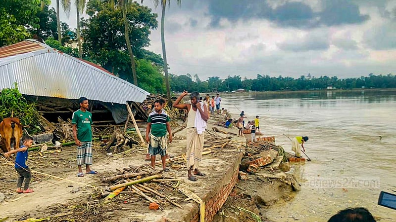 কক্সবাজারে টানা বৃষ্টি ও জোয়ারের পানি নেমে যাওয়ার পর ভেঙে যাওয়া রাস্তার ক্ষত দৃশ্যমান বিভিন্ন জায়গায়।