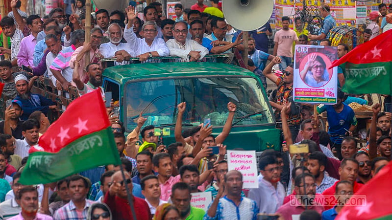 বিএনপি মহাসচিব মির্জা ফখরুল ইসলাম আলমগীর ও অন্য নেতারা শনিবার পিকআপে করে পদযাত্রায় অংশ নেন।&amp;nbsp;ছবি: তাওহীদুজ্জামান তপু