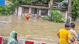 নগরী ছাড়িয়ে দুর্ভোগ গ্রামেও, চট্টগ্রামে পানিবন্দি ৩ লাখ মানুষ