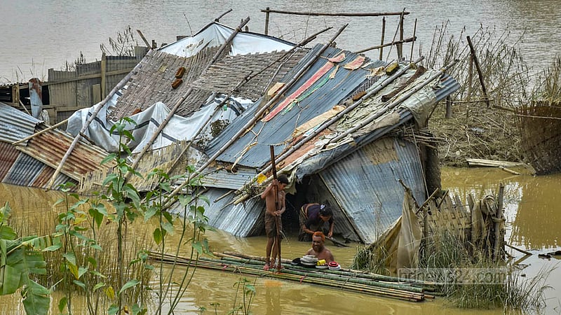 ভারি বৃষ্টি ও পাহাড়ি ঢলের কারণে দোহাজারী-সাতকানিয়ার নির্মাণাধীন রেললাইনের পাশে বসবাসরত অনেক পরিবারে ঘরবাড়ি ভেঙেছে। জমে থাকা পানিতে এখনও ডুবে আছে অনেক বসতঘর।&amp;nbsp;ছবি: সুমন বাবু