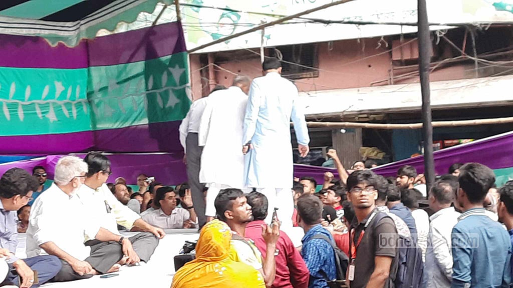 মাইকে নাম না বলায় কাউন্সিলর মানিকের ধমক