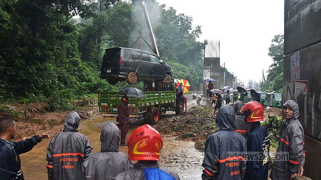 চট্টগ্রামে পাহাড় ধস: দুই ঘণ্টায় মাটি সরিয়ে সচল হল রাস্তা