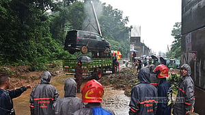 চট্টগ্রামে পাহাড় ধস: দুই ঘণ্টায় মাটি সরিয়ে সচল হল রাস্তা