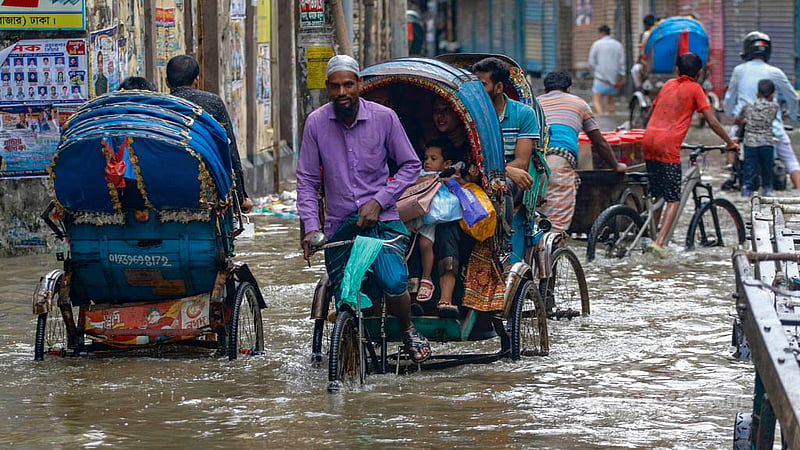 ঢাকায় শুক্রবার দুপুরের কয়েক ঘণ্টার বৃষ্টির কারণে বংশালে জলাবদ্ধতার সৃষ্টি হলে তার মধ্য দিয়ে যাতায়াত করতে হয় সেখানকার বাসিন্দাদের।