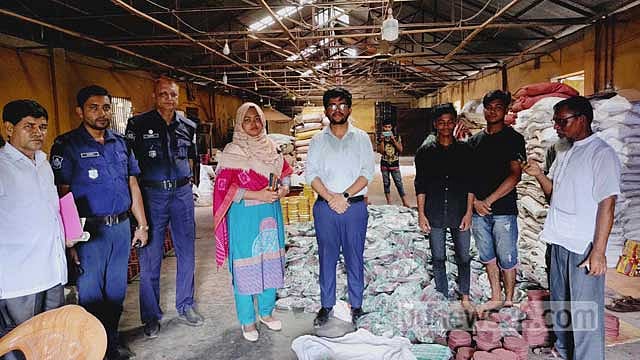 ফেনীতে ঝুঁকিপূর্ণভাবে অবৈধ মশার কয়েল উৎপাদন, কারখানাকে জরিমানা