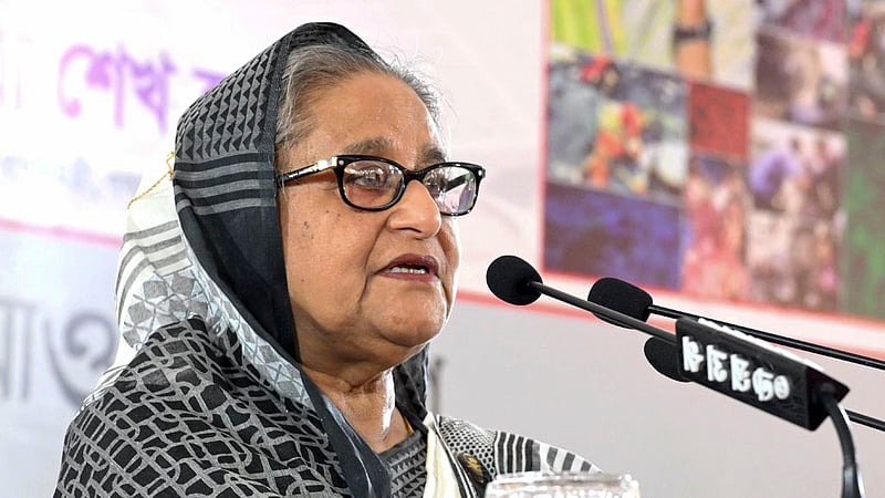 একুশে অগাস্ট গ্রেনেড হামলার ১৯ বছর পূর্তিতে বঙ্গবন্ধু এভিনিউয়ে আওয়ামী লীগের কেন্দ্রীয় কার্যালয়ে আলোচনা সভায় প্রধানমন্ত্রী শেখ হাসিনা। ছবি: পিএমও