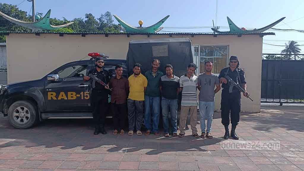 টেকনাফের পাহাড়ে ‘অস্ত্র তৈরির কারখানা’, গ্রেপ্তার ৬