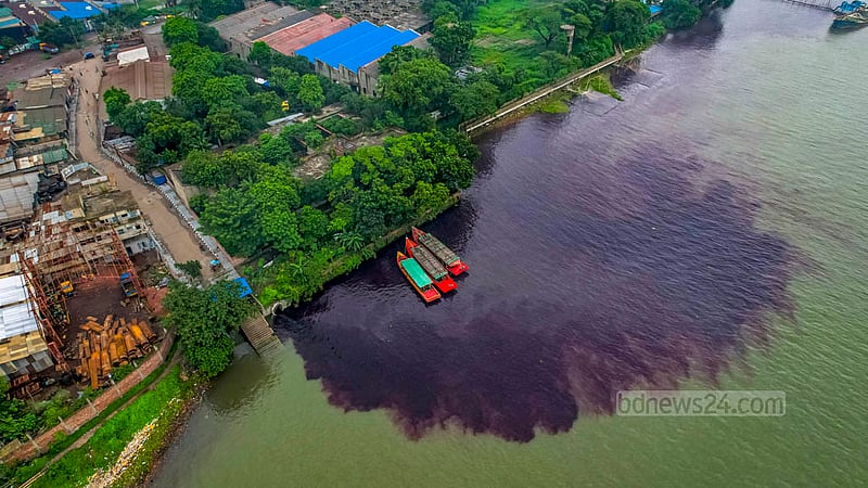 ঢাকার শ্যামপুরের কদমতলী এলাকায় পাখির চোখে বুড়িগঙ্গা নদী দূষণের চিত্র।&amp;nbsp;ছবি: মাহমুদ জামান অভি
