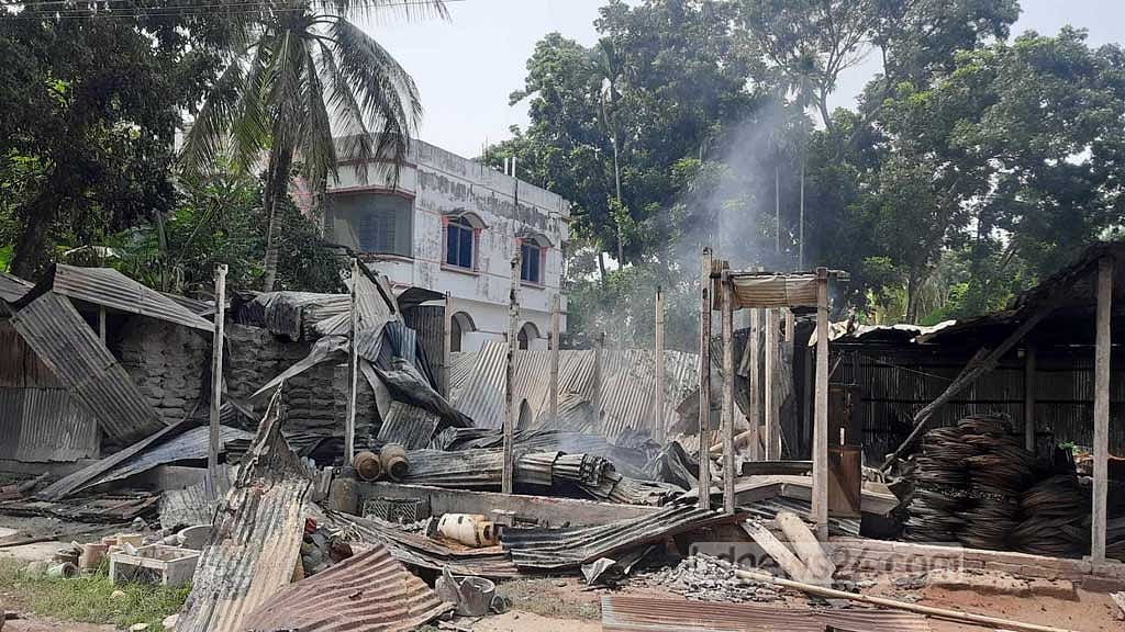 স্বেচ্ছাসেবক লীগ নেতার মৃত্যুর পর ভেড়ামারায় জাসদের বাড়িঘরে হামলা