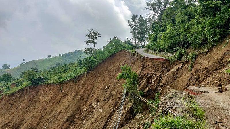 পাতুই ম্রো পাড়ার পাশে বান্দরবান-থানচি সড়কের ৩০ কিলোমিটার ধসে গিয়ে পুরোপুরি যোগাযোগ বিচ্ছিন্ন। এলোমেলো পড়ে রয়েছে বিদ্যুতের খুঁটি ও তার। &amp;nbsp;ছবি: উসিথোয়াই মারমা