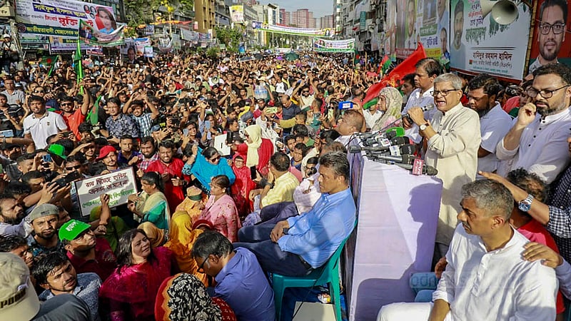 নয়া পল্টনে বিএনপির কেন্দ্রীয় কার্যালয়ের সামনে শুক্রবার সমাবেশে বক্তব্য দেন দলের মহাসচিব মির্জা ফখরুল ইসলাম আলমগীর।