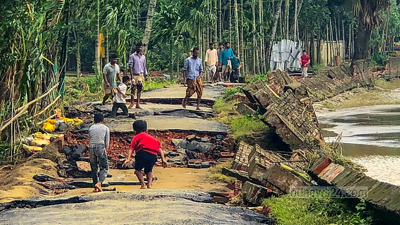 কক্সবাজারে টানা বৃষ্টি ও জোয়ারের পানি নেমে যাওয়ার পর ভেঙে যাওয়া রাস্তার ক্ষত দৃশ্যমান বিভিন্ন জায়গায়।