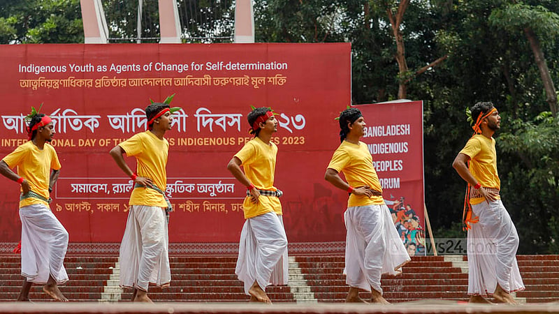 কেন্দ্রীয় শহীদ মিনারে বুধবার আন্তর্জাতিক আদিবাসী দিবসের অনুষ্ঠানে নৃত্য পরিবেশন করেন সাঁওতাল নৃত্যশিল্পীরা।&amp;nbsp;ছবি: মাহমুদ জামান অভি
