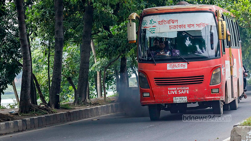 ঢাকার হাতিরঝিলের কিছু চক্রাকার বাস থেকে এভাবে প্রতিনিয়ত বের হচ্ছে কালো ধোঁয়া।&amp;nbsp;ছবি: মাহমুদ জামান অভি