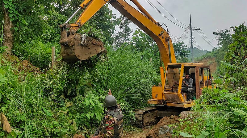 বান্দরবানের সড়ক যান চলাচলের উপযোগী করতে মাটি সরানোর কাজ শুরু করেছে সেনাবাহিনী।