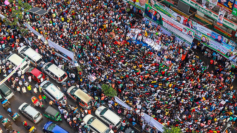 বৃষ্টি থামার পর নয়া পল্টনে শুক্রবার বিএনপির সমাবেশমঞ্চের সামনে জড়ো হন নেতাকর্মীরা।&amp;nbsp;ছবি: তাওহীদুজ্জামান তপু