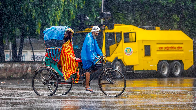 ঢাকা বিশ্ববিদ্যালয়ের টিএসসিতে শুক্রবার দুপুরে পলিথিন গায়ে বৃষ্টির মধ্যে গন্তব্যে রিকশাচালক।&amp;nbsp;ছবি: মাহমুদ জামান অভি