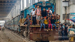 ঝুঁকি নিয়ে ট্রেন ভ্রমণ