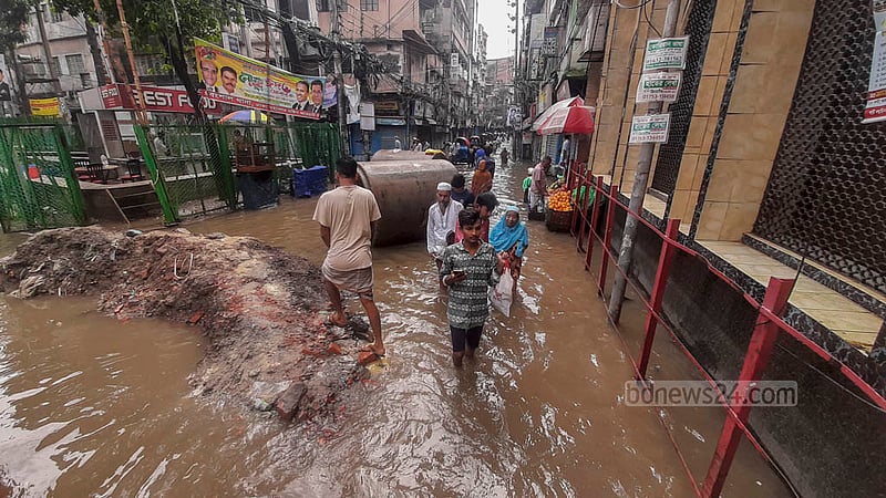 অনেক দিন ধরে ঢাকার নাজিরাবাজার বড় মসজিদের পাশের গলিতে চলছে সুয়ারেজ লাইনের কাজ, তার মধ্যে শুক্রবার দুপুরের ঝুম বৃষ্টিতে সৃষ্টি হয় জলাবদ্ধতা।