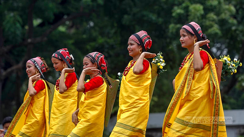 কেন্দ্রীয় শহীদ মিনারে বুধবার আন্তর্জাতিক আদিবাসী দিবসের অনুষ্ঠানে নৃত্য পরিবেশন করেন খাসিয়া নৃত্যশিল্পীরা।ছবি: মাহমুদ জামান অভি