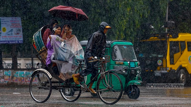 ঢাকা বিশ্ববিদ্যালয়ের টিএসসিতে শুক্রবার দুপুরে পলিথিন ও ছাতায় বৃষ্টি আটকানোর চেষ্টা&amp;nbsp; রিকশার তিন যাত্রীর।&amp;nbsp;ছবি: মাহমুদ জামান অভি