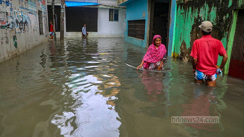 বৃষ্টি ও জোয়ারের পানির কারণে চট্টগ্রাম বহদ্দারহাট আরাকান সড়কের বাসাবাড়ি কোমর পানিতে ডুবে থাকতে দেখা যায়।&amp;nbsp;ছবি: সুমন বাবু