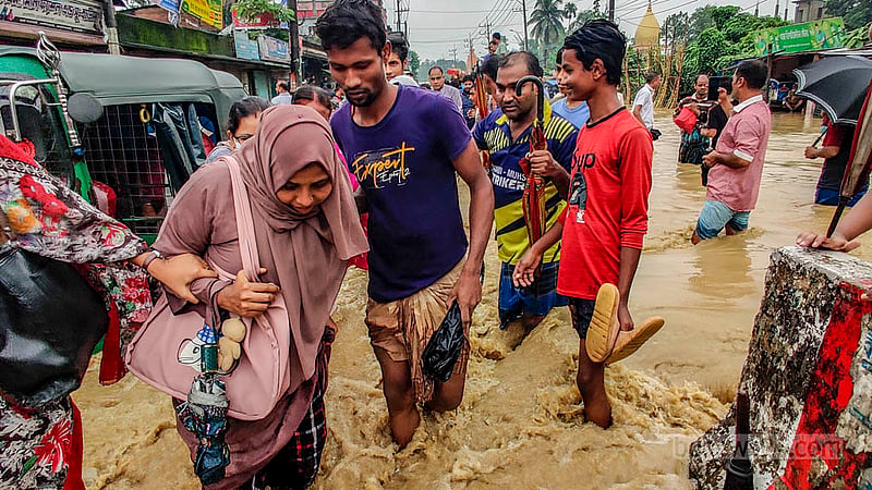চট্টগ্রামের বিভিন্ন সড়কে রোববার সকালে হাঁটু পানিতে দুর্ভোগে পড়েন পথচারীরা। ছবি: রাজীব নন্দী&amp;nbsp;