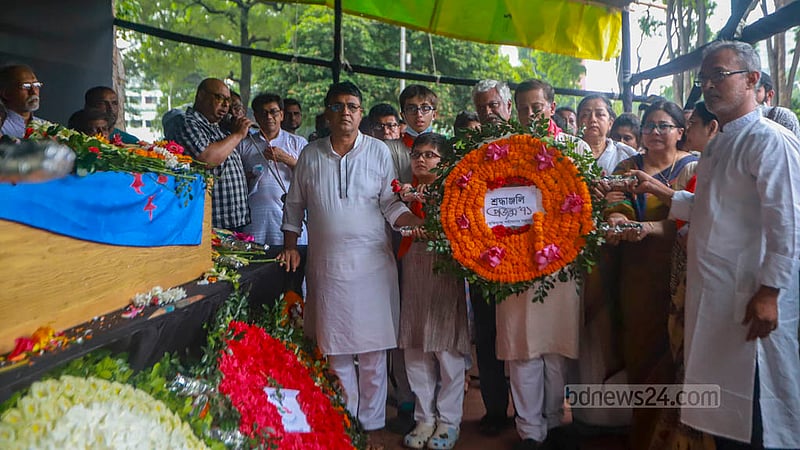 কেন্দ্রীয় শহীদ মিনারে শহীদজায়া পান্না কায়সারের মরদেহে শ্রদ্ধা জানায় মুক্তিযুদ্ধে শহীদদের সন্তানদের নিয়ে গড়া সংগঠন ‘প্রজন্ম ৭১’।&amp;nbsp;ছবি: তাওহীদুজ্জামান তপু