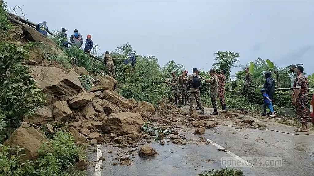পাহাড় ধস: মহালছড়ি-সিন্দুকছড়ি সড়কে যান চলাচল বন্ধ