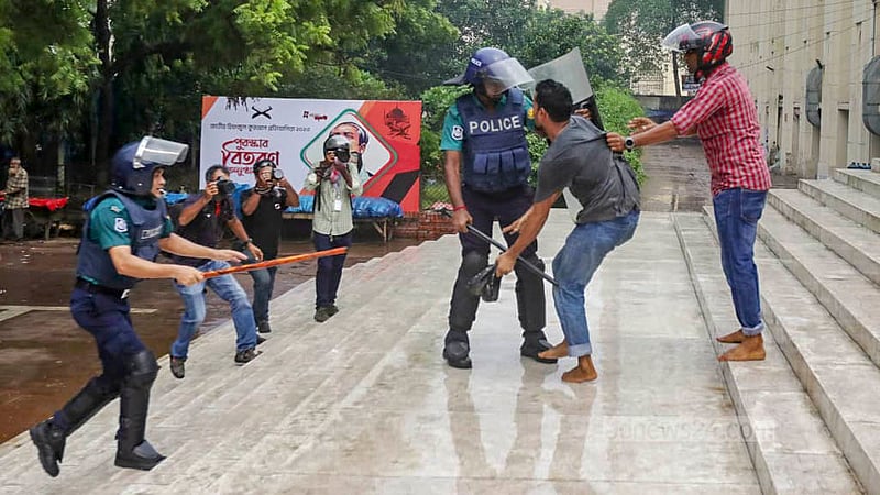 বায়তুল মোকাররম জাতীয় মসজিদে মঙ্গলবার যুদ্ধাপরাধী দেলাওয়ার হোসেন সাঈদীর ভক্ত-সমর্থক ও জামায়াত নেতাকর্মীরা জোহরের নামাজের পর গায়েবানা জানাজা করার চেষ্টায় জড়ো হলে তাদের সরিয়ে দেয় পুলিশ।