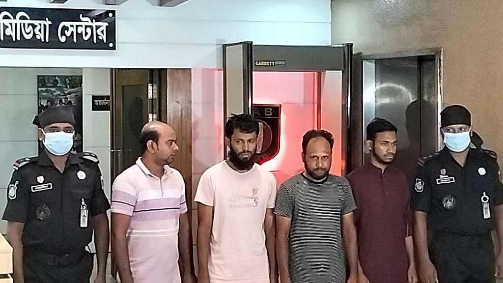 মেসেঞ্জার গ্রুপ খুলে জাল টাকার কারবার করছিল চক্রটি
