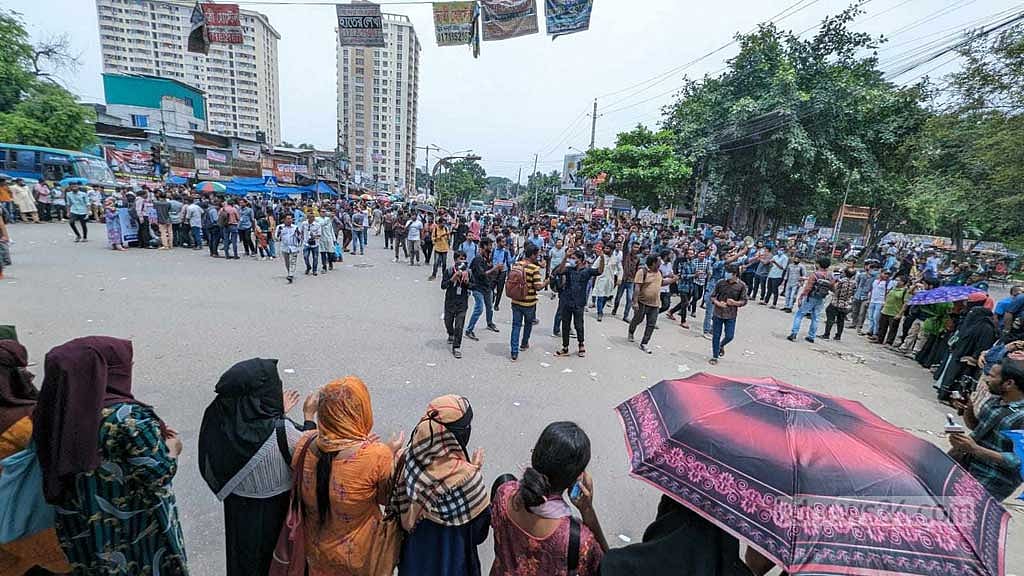৭ ঘণ্টা পর নীলক্ষেত ছাড়লেন সাত কলেজের শিক্ষার্থীরা